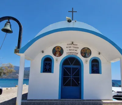 ΕΞΩΚΛΗΣΙ ΑΓΙΑ ΤΡΙΑΔΑ - ΑΓΙΟΙ ΑΠΟΣΤΟΛΟΙ ΧΙΛΙΑΔΙΩΤΙΣΣΑς